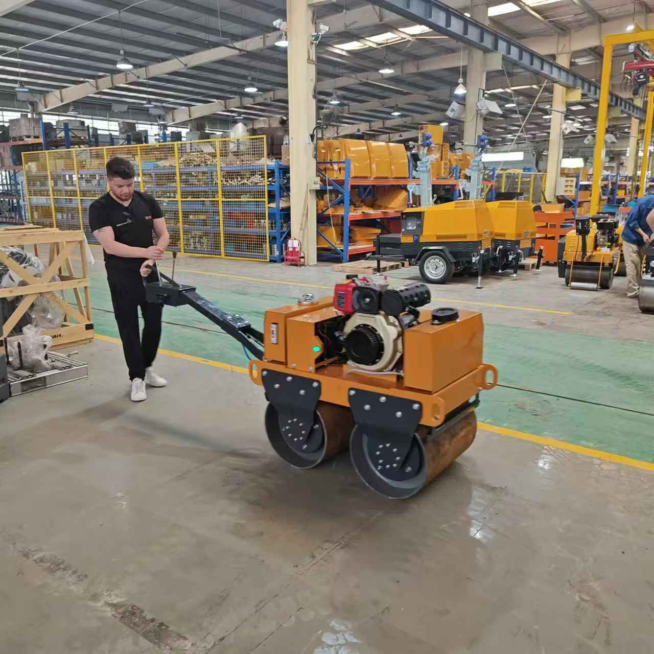 國外客戶來我廠參觀考察小型壓路機、移動照明車等產品